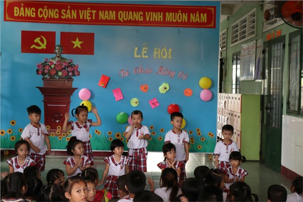 Ngày Lễ  Bé chúc mừng cô 